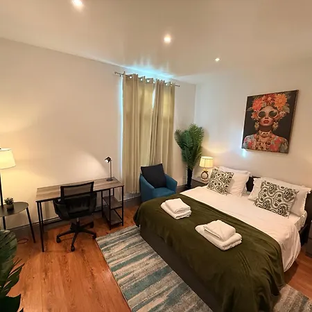 Colourful 2-bed Flat Near Teesside Uni 米德尔斯伯勒