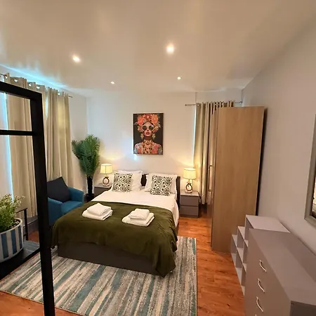 Colourful 2-bed Flat Near Teesside Uni