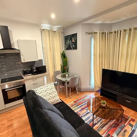 Colourful 2-bed Flat Near Teesside Uni * 米德尔斯伯勒